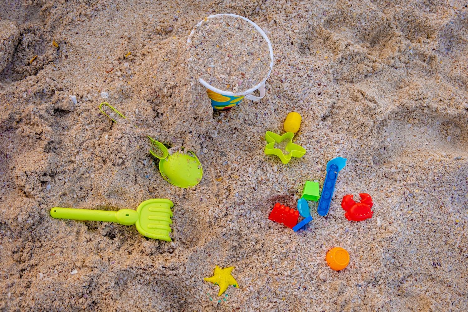 Jucarii de plaja si nisip pentru o distractie maxima in vara anului 2022