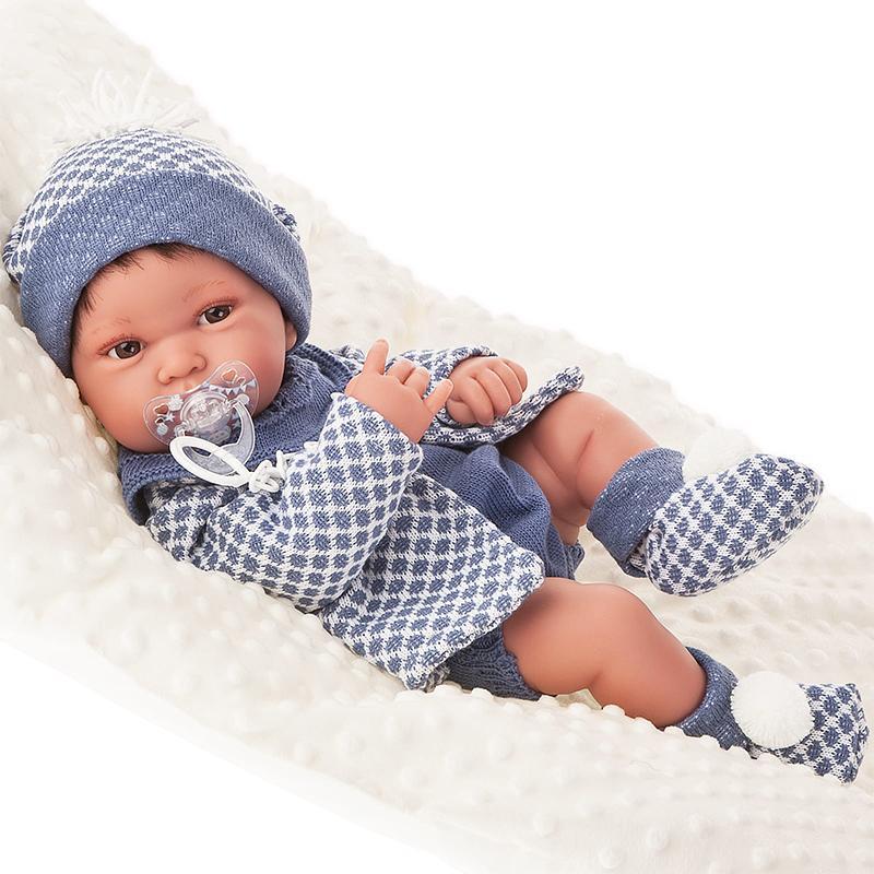 Papusa bebe realist Pipo cu salteluta pufoasa, corp anatomic corect, alb-albastru, Antonio Juan
