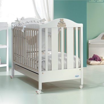 Patut bebe din lemn masiv, cu sertar, roti, laterale culisabile si inaltime reglabila a saltelei, theo alb, 127×63 cm Baby Italia