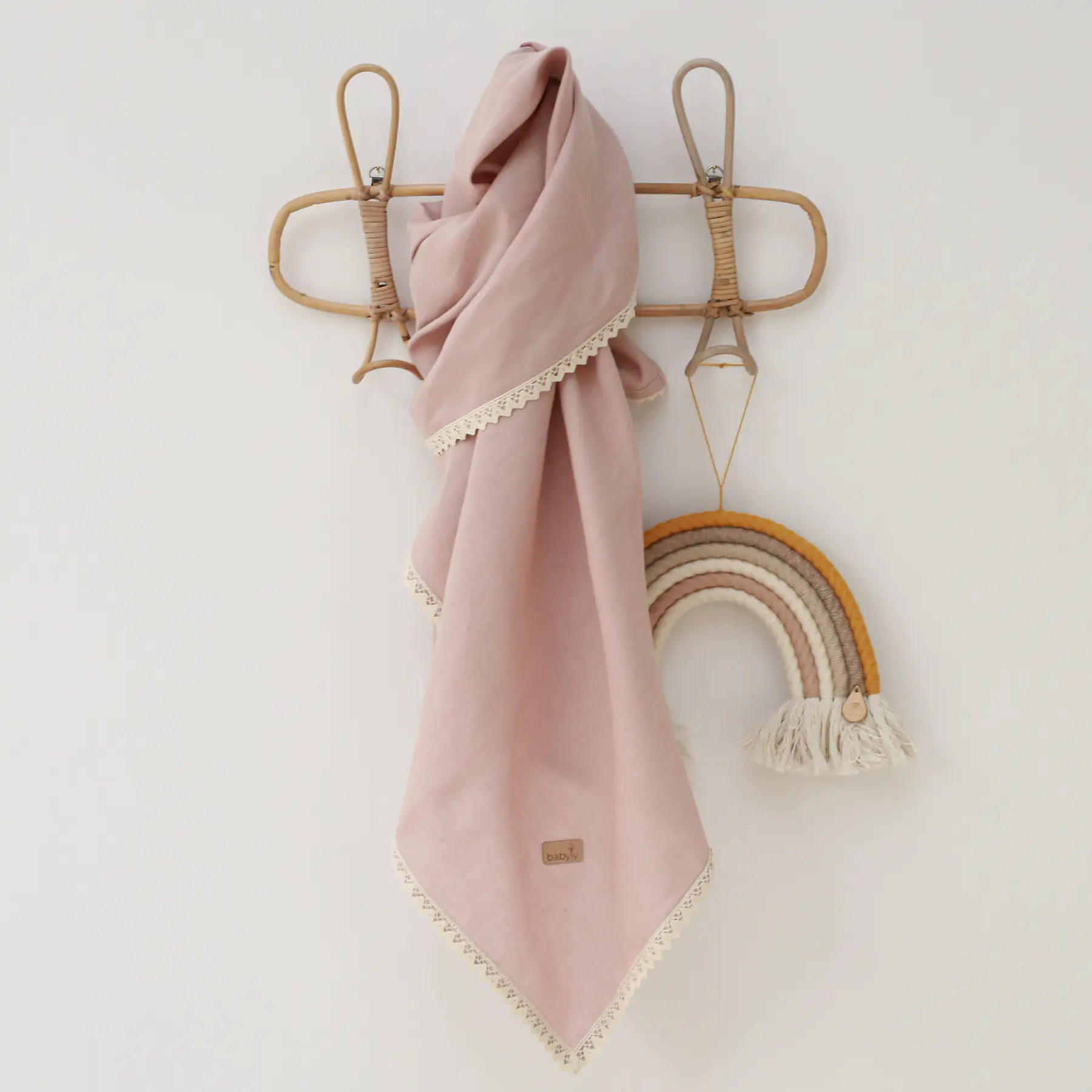 Paturica usoara pentru copii, multifunctionala, din in cu margini din dantela, roz pudra by babyly, 100x100cm