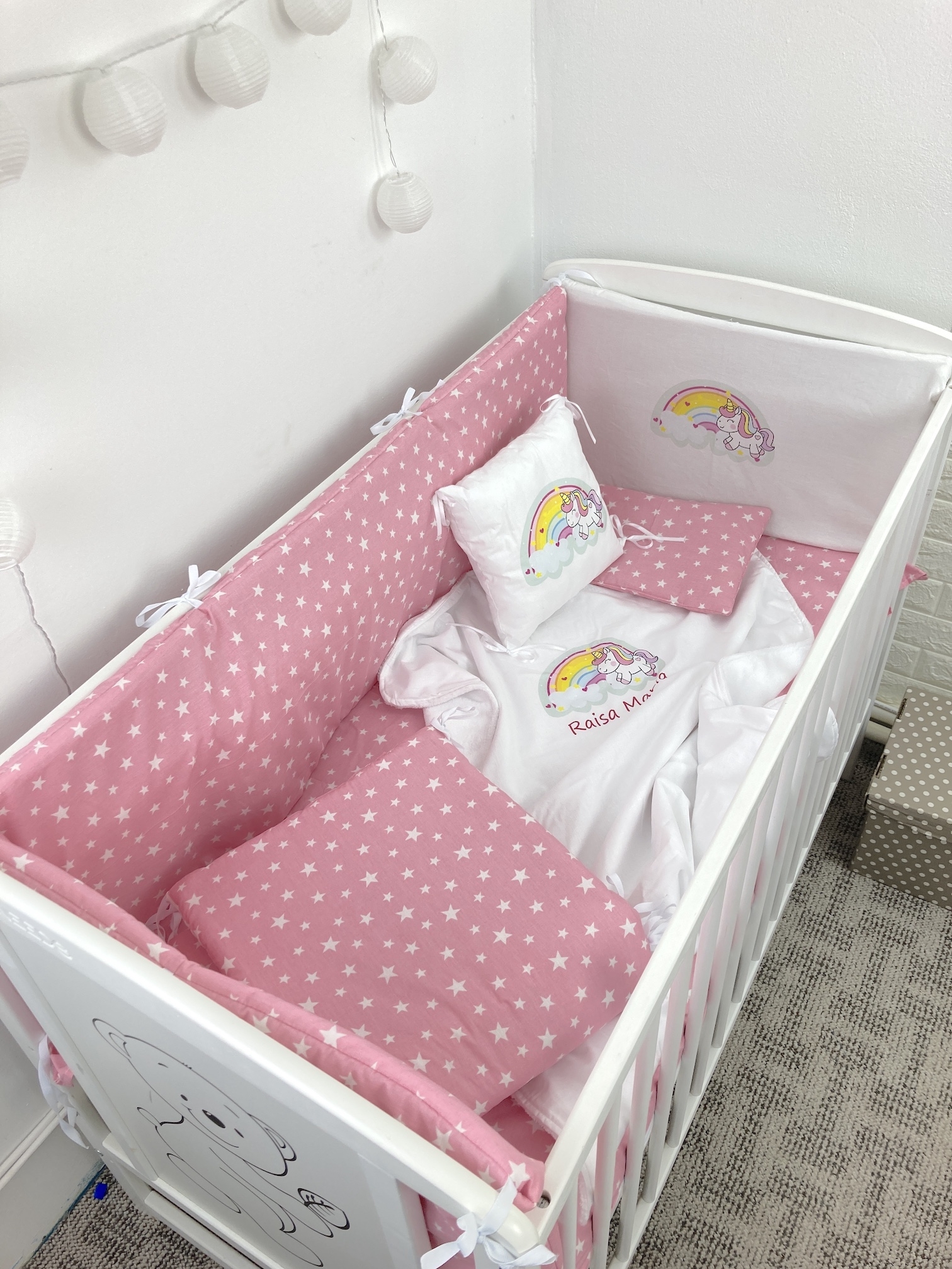 Lenjerie de patut bebelusi personalizata imprimata pat 120x60 cm stelute pe roz unicorn cu curcubeu