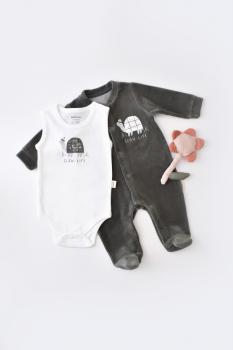 Set broscuta cu salopeta si body din 80%bumbac organic si 20% poliester - antracit, baby cosy (marime: 6-9 luni)