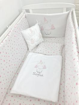 Lenjerie de patut bebelusi personalizata imprimata pat 120x60 cm stelute roz pe alb unicorn