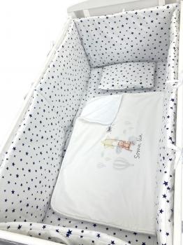 Lenjerie de pătuț bebeluși personalizata imprimata 120x60 cm steluțe bleumarin pe alb - ursulețul călător