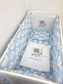 Lenjerie de pătuț bebeluși personalizata imprimata 120x60 cm norișori zambareti albaștrii - avion