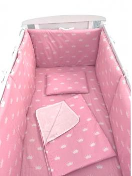 Lenjerie de pat bebelusi 120x60 cm cu aparatori laterale pufoase, cearșaf, păturică dubla și pernuta slim deseda coronite albe pe roz