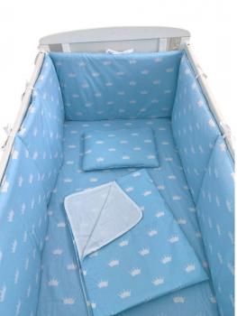 Lenjerie de pat bebelusi 120x60 cm cu aparatori laterale pufoase, cearșaf, păturică dubla și pernuta slim deseda  coronite albastre pe alb