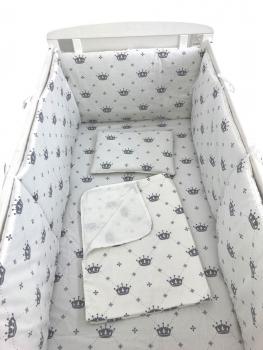 Lenjerie de pat bebelusi 120x60 cm cu aparatori laterale pufoase, cearșaf, păturică dubla și pernuta slim deseda coronite gri pe alb
