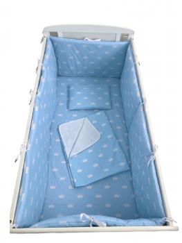 Lenjerie de pat bebelusi 140x70 cm cu aparatori laterale pufoase, cearșaf, păturică dubla și pernuta slim deseda  coronite albastre pe alb