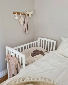 Patut bebe din lemn masiv, laterala culisabila si inaltime reglabila a saltelei, bedside alice alb cu saltea comfort 100x50 cm