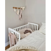 Patut bebe din lemn masiv, laterala culisabila si inaltime reglabila a saltelei, bedside alice alb, 100x50 cm