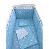 Lenjerie de pat bebelusi 120x60 cm cu aparatori laterale pufoase, cearșaf, păturică dubla și pernuta slim deseda  coronite albastre pe alb