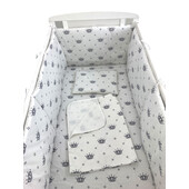 Lenjerie de pat bebelusi 120x60 cm cu aparatori laterale pufoase, cearșaf, păturică dubla și pernuta slim deseda coronite gri pe alb